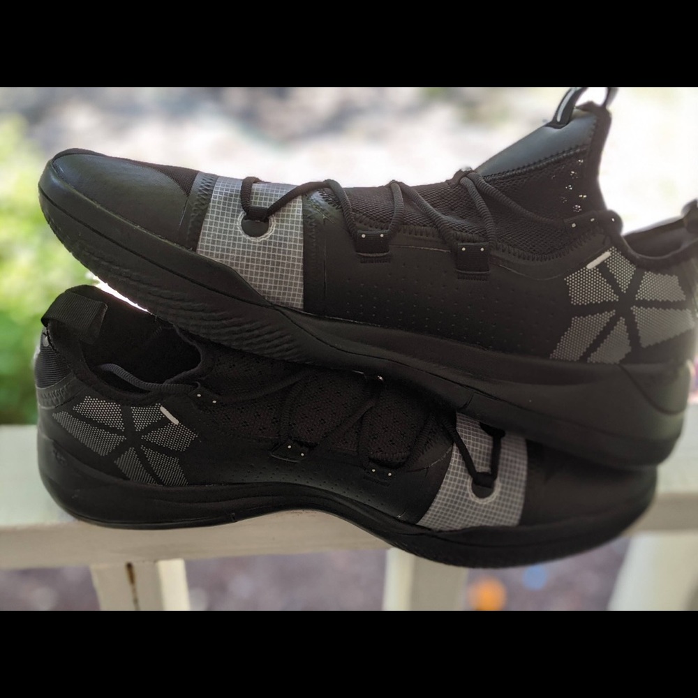 Basketball shoes